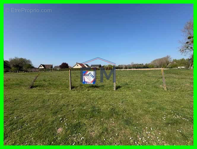 Terrain à SAINT-QUENTIN-LA-MOTTE-CROIX-AU-BAILLY