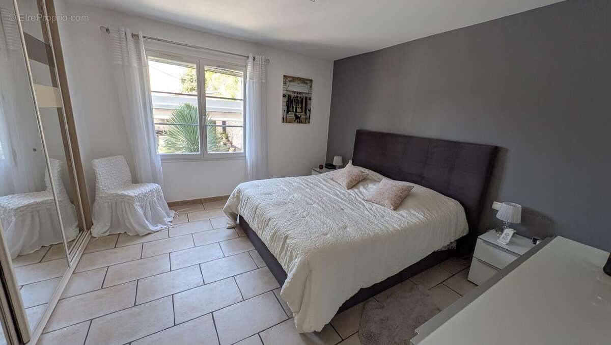 Maison à ENTRAIGUES-SUR-LA-SORGUE