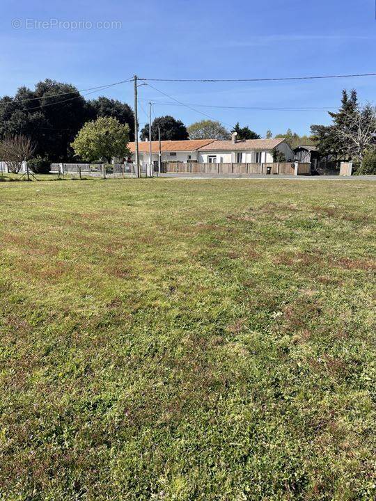 Terrain à GRAYAN-ET-L'HOPITAL