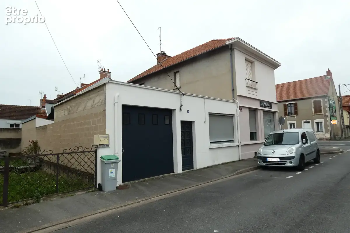 MONTLUCON CENTRE Immeuble avec local commercial, habitation et deux garages - photo 3