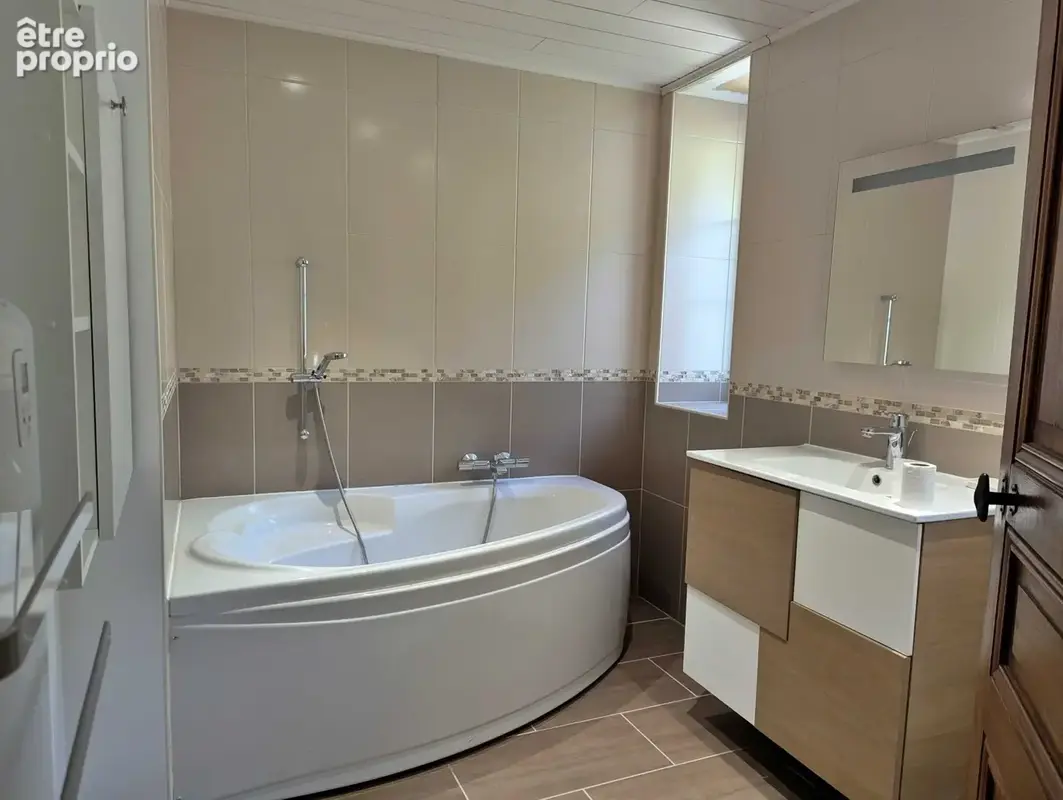 salle de bains avec wc à Merry-Sec