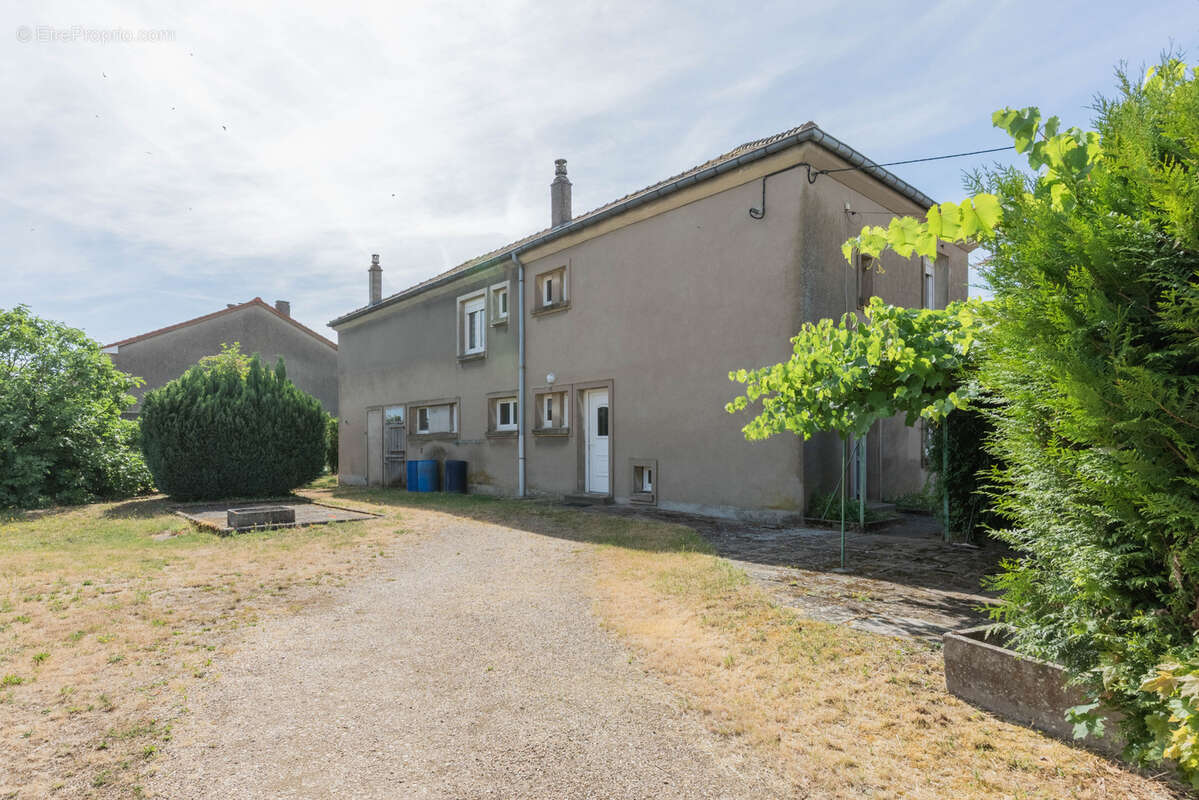 Maison pleine de potentiel - 4 chambres, garage et jardin - photo 11