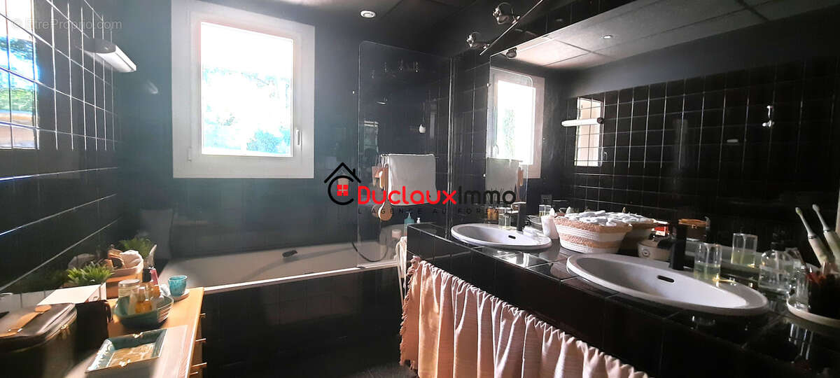 Grande maison individuelle de plain-pied avec piscine et vaste terrain arboré - photo 14