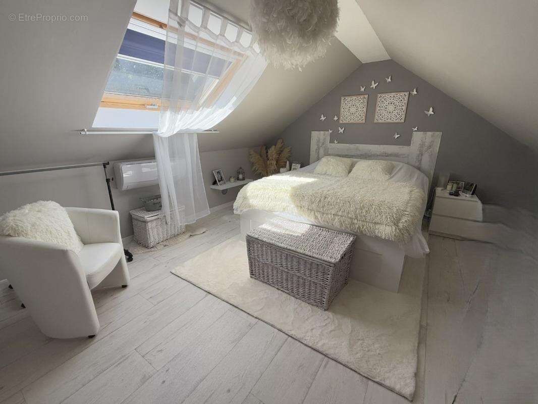 Maison à SAINT-DENIS-DE-L&#039;HOTEL