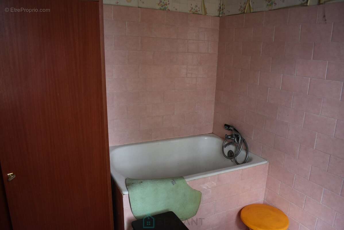 Maison plein pied de deux chambres au calme pres de la riviere a restaurer - photo 13