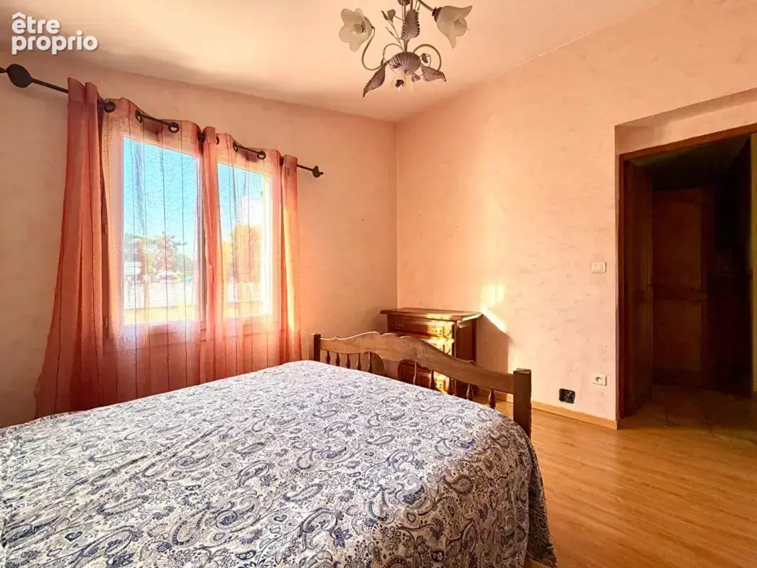 SAINT-VICTORET  Villa indépendante de 137 m² avec 91 m² de dépendances et fort potentiel - photo 10
