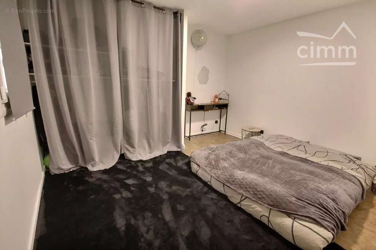 Commerce à LA ROCHETTE