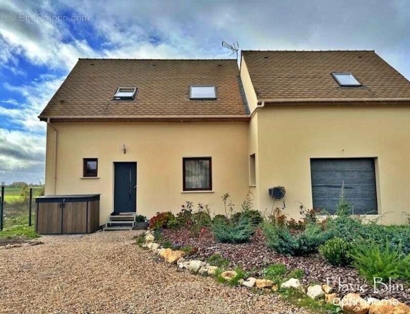 Maison à NEAUPHLETTE