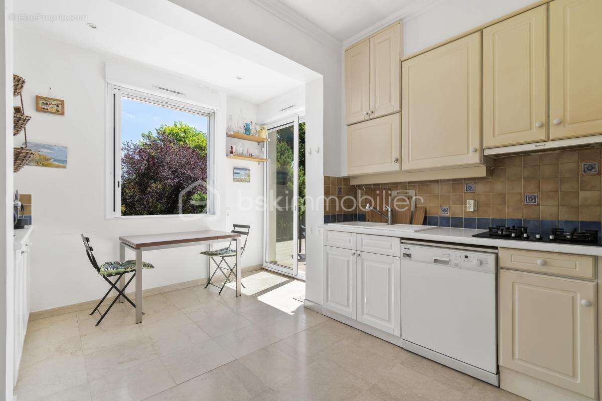 Coup de cœur pour cette maison d'architecte de 177m², située au sein d'un domaine privé sur la commune de Marnes-La-Coquette - photo 9