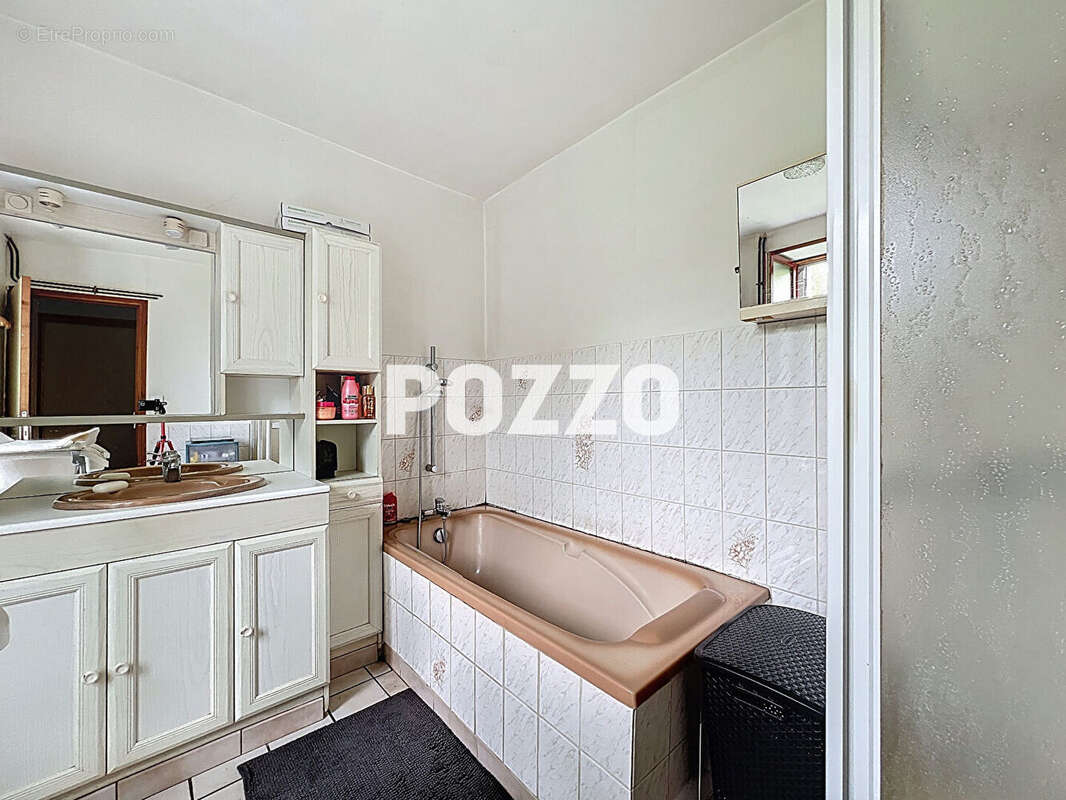 A Vendre - Saint Hilaire Du Harcouet - Maison 7 pièce(s) 160 m² - Centre-ville - photo 8
