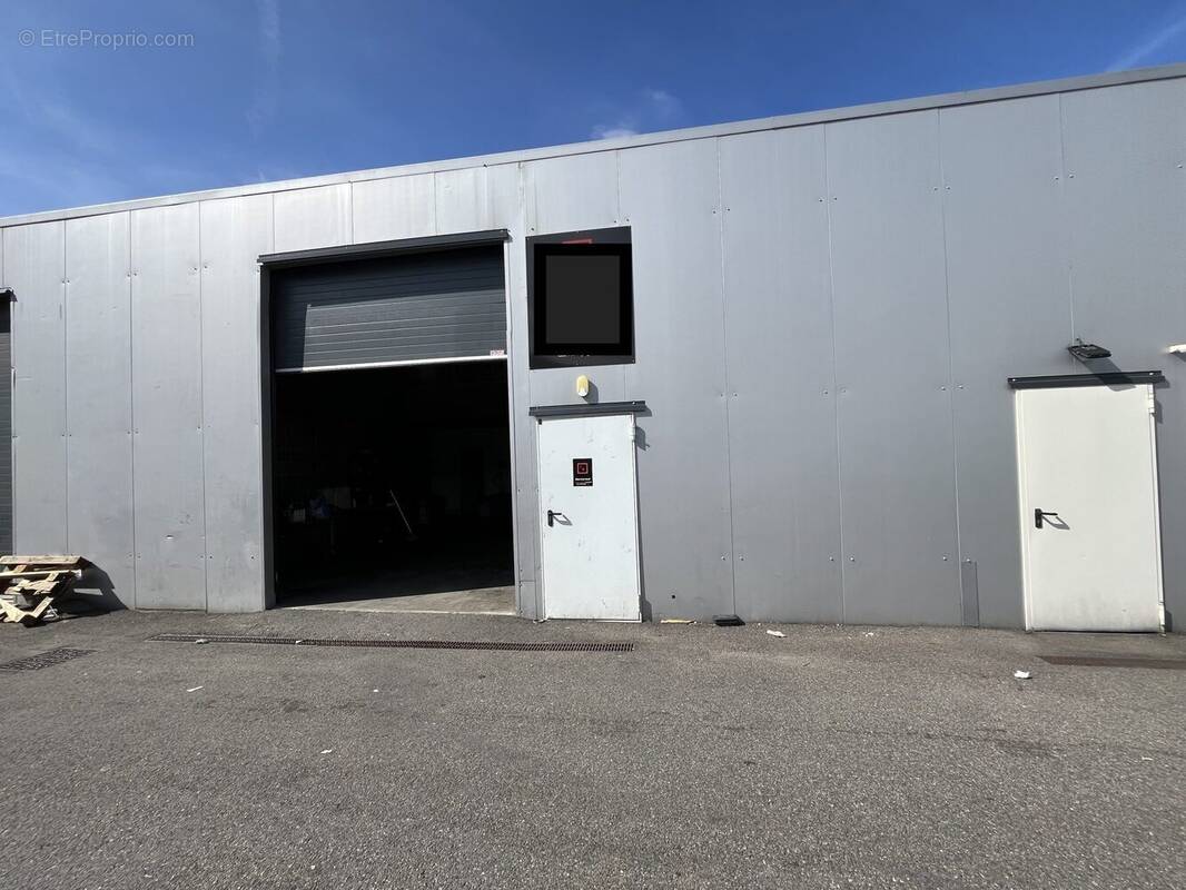 Commerce à SAINT-PRIEST-EN-JAREZ