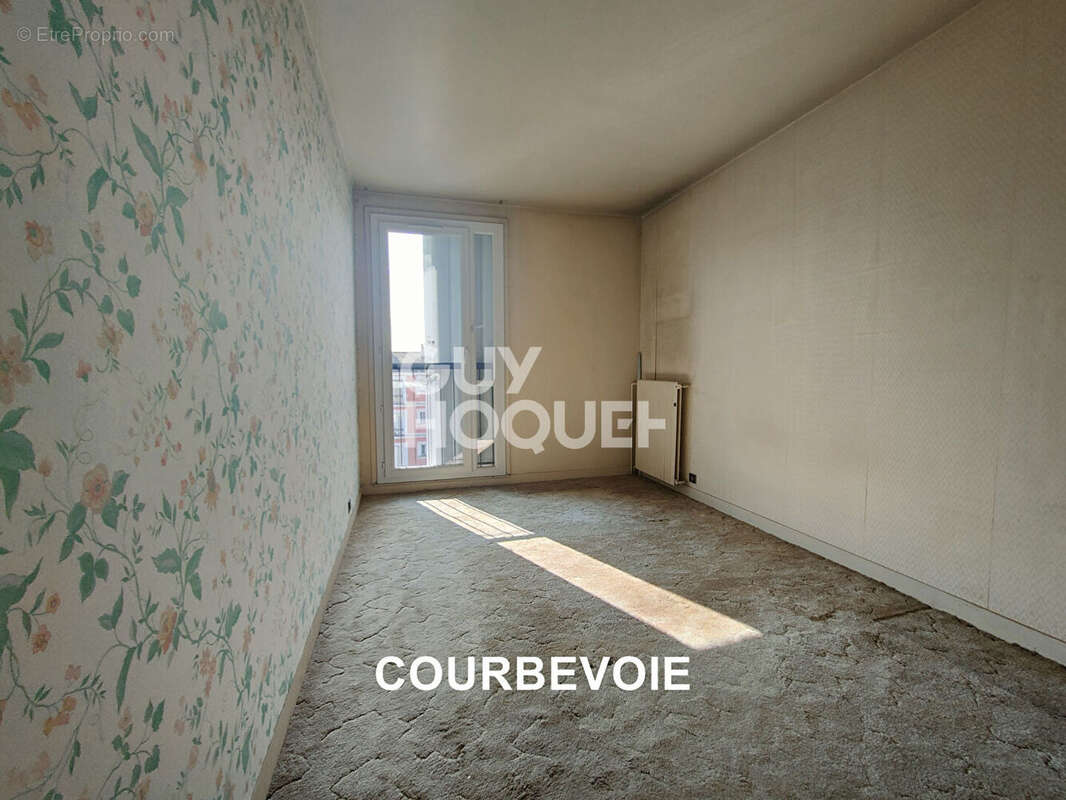 Appartement à COURBEVOIE