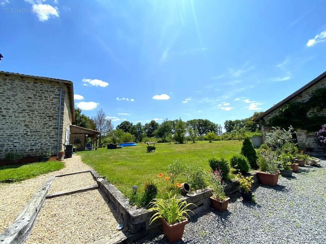 Jolie maison de campagne avec un grand jardin et de belles dépendances - photo 14