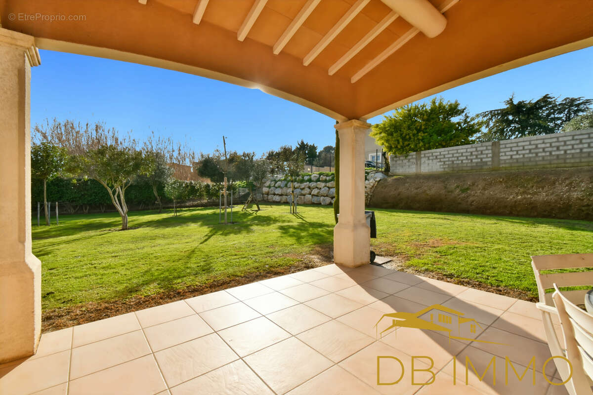 Maison à SAINT-LAURENT-DES-ARBRES