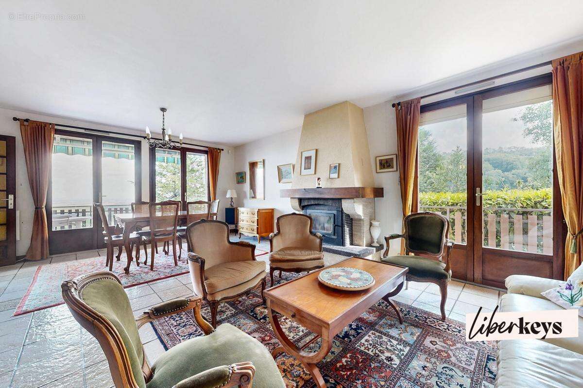 Maison à CORCELLES-LES-MONTS