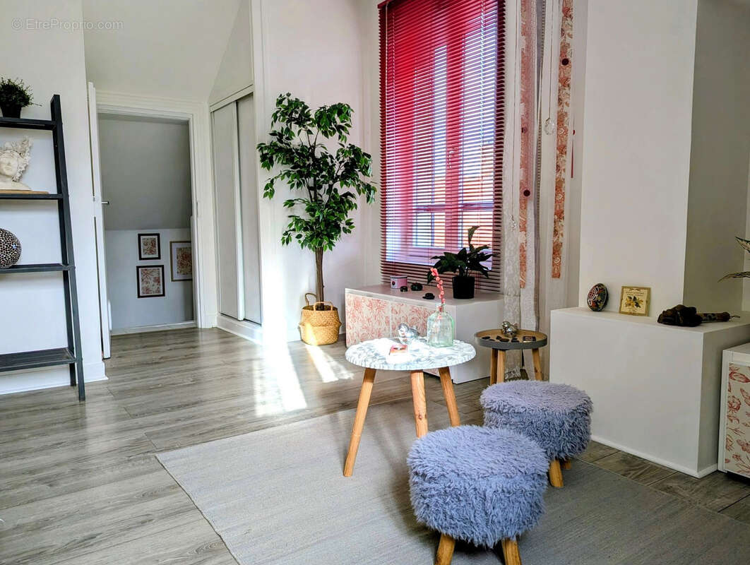 Quartier tribunal, maison 5 chambres, sous-sol total.... - photo 15
