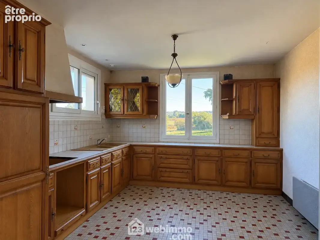 une cuisine aménagée de 14 m²,