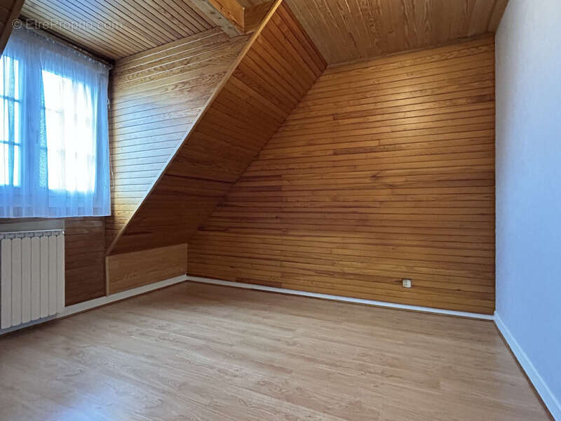 Maison à LES MARTRES-D'ARTIERE