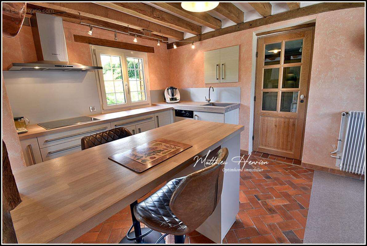 Maison de caractère chargée d'histoire, garage, DPE C ! - photo 8
