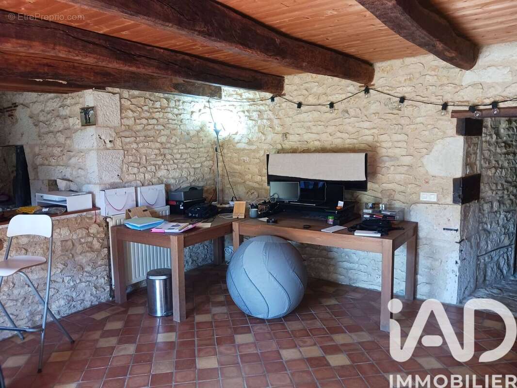 Maison 190 m² à Champagne-Saint-Hilaire  - photo 4