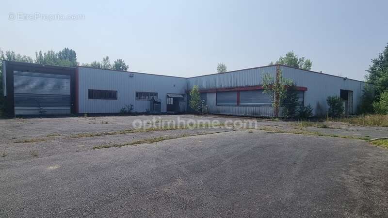 REBAIS - Terrain de 8500m² environ avec 2 batiments industriels de 1800m² - photo 3