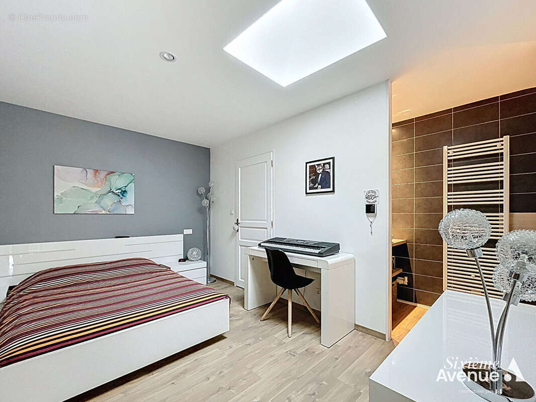 Maison de village de 240 m² utiles (5 chambres) + garage et appartement séparé de  69 m² (1 chambre) - photo 4