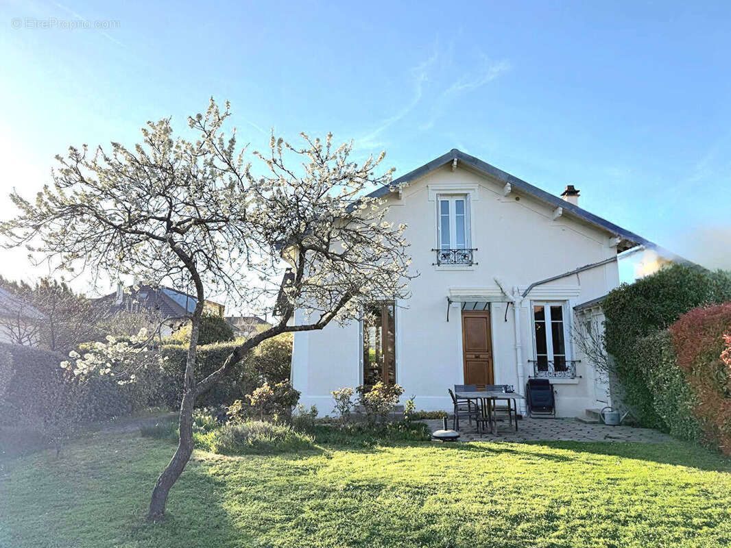 Maison à LE MESNIL-LE-ROI