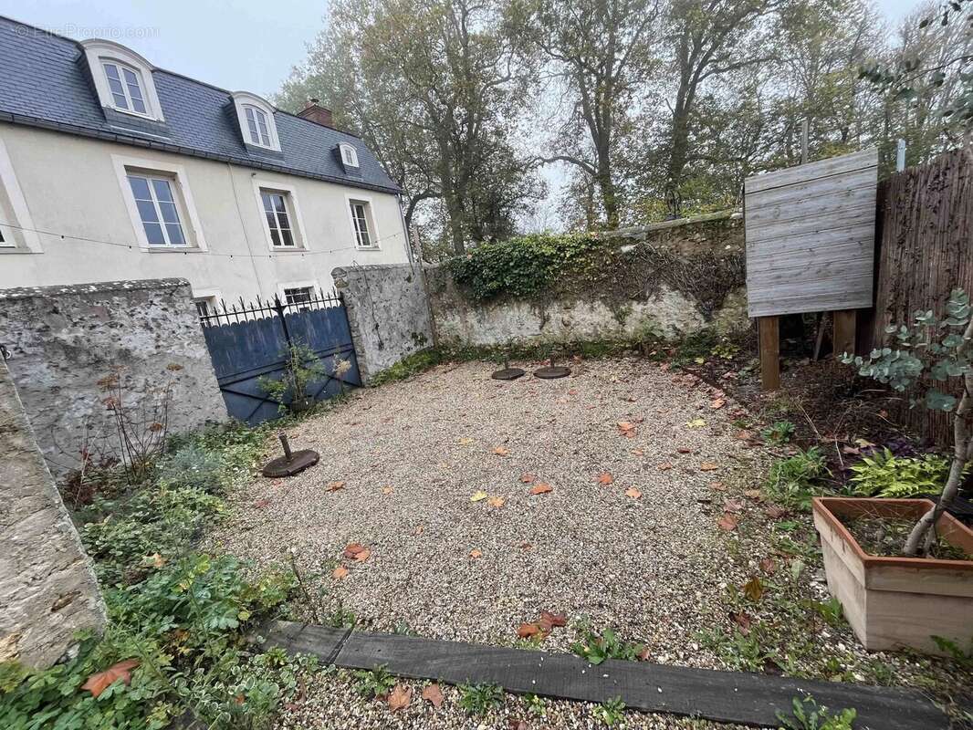 Commerce à DAMPIERRE-EN-YVELINES