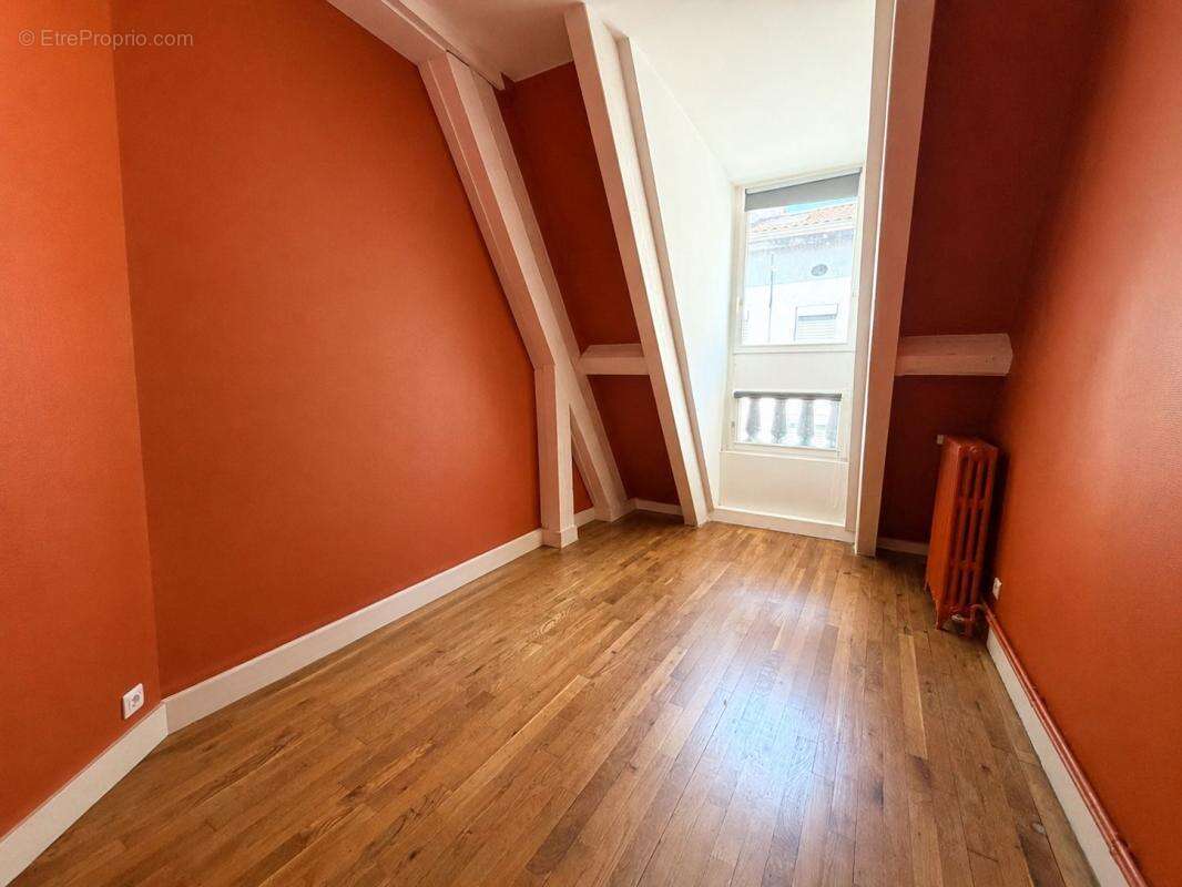 Appartement de caractère – 3 chambres – cave - centre ville - photo 4