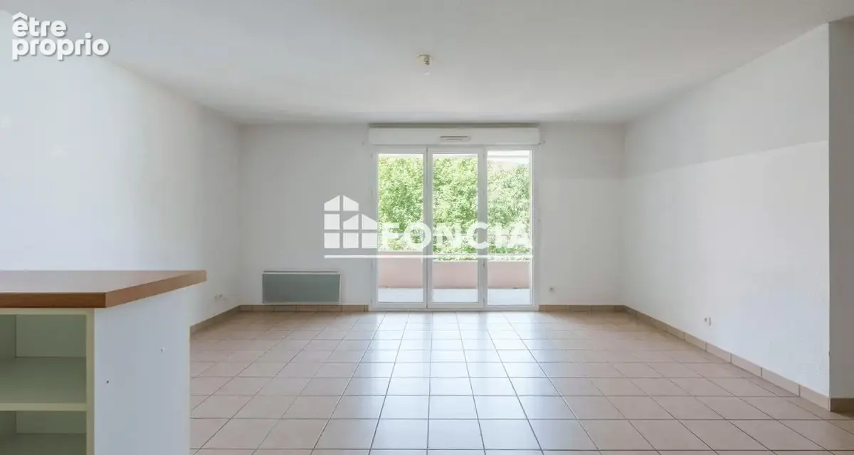 Au calme de la campagne et à proximité de la ville, dans une copropriété récente avec piscine, un très agréable T3 lumineux avec - photo 4