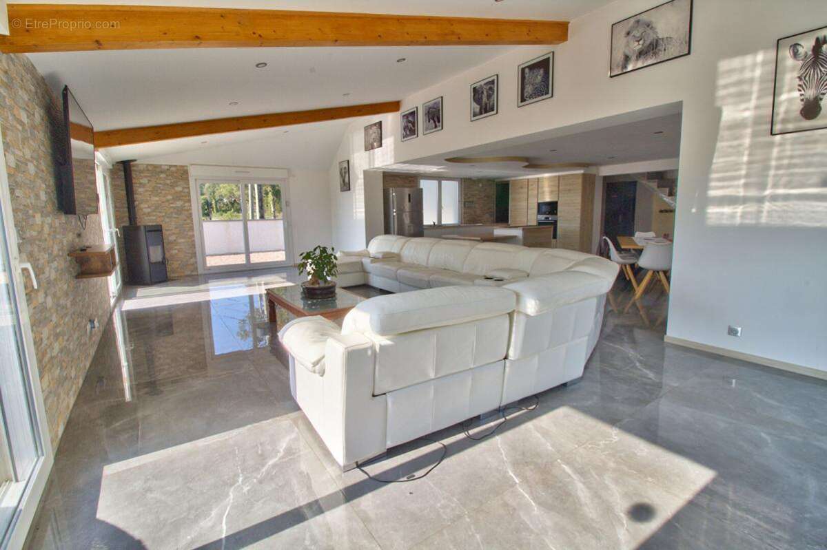 Maison à COMMENAILLES