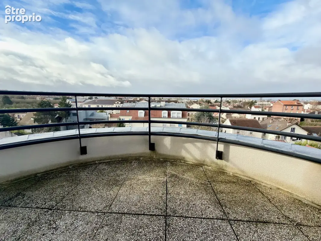Rue Henri-Barbusse  Exclusivité — Appartement en dernier étage avec deux balcons - photo 4