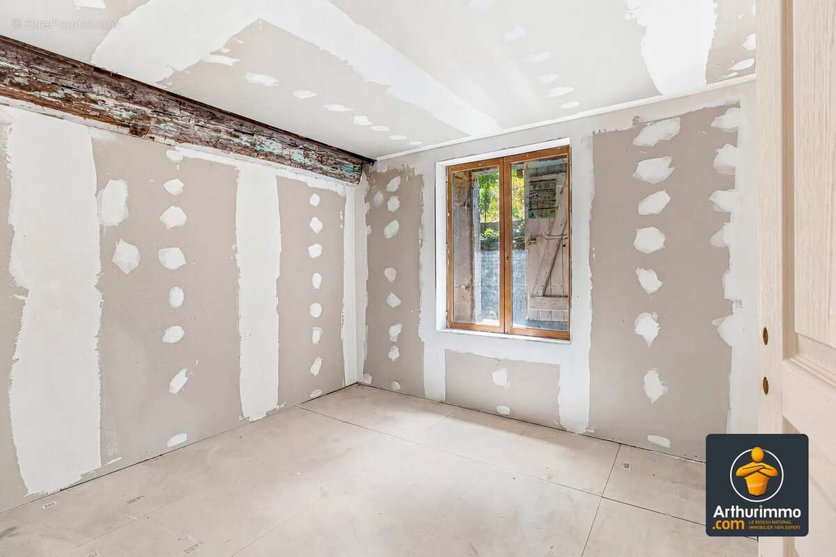 Trèves, secteur Le Burel - Maison authentique en pierre, sur un terrain de 745 m². - photo 12