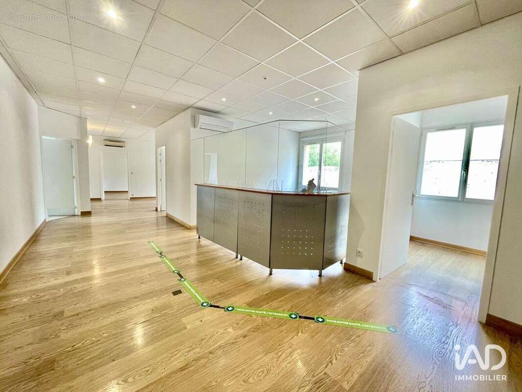 Photo 2 - Commerce à LUNEL