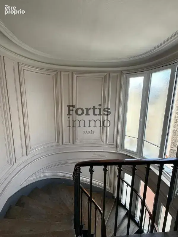 Paris 2 - rue saint-denis - deux pieces au dernier etage - photo 11