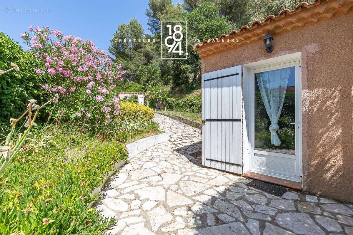 Maison familiale d'environ 160 m² avec piscine édifiée sur un terrain de 1 430 m² entre Eoures et Aubagne 13400 - photo 17
