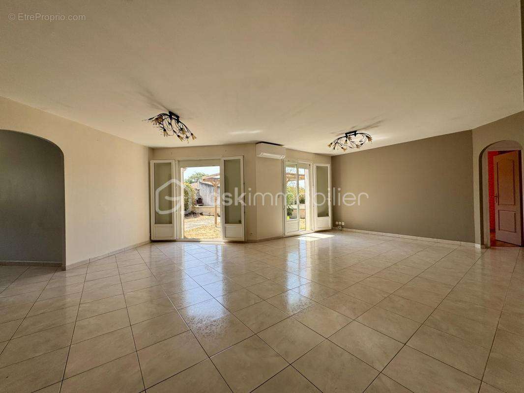 Plain-pied 3 chambres avec garage, piscine et grand terrain - photo 9