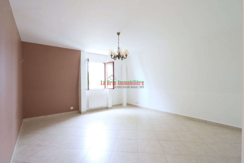 Appartement à MANDRES-LES-ROSES