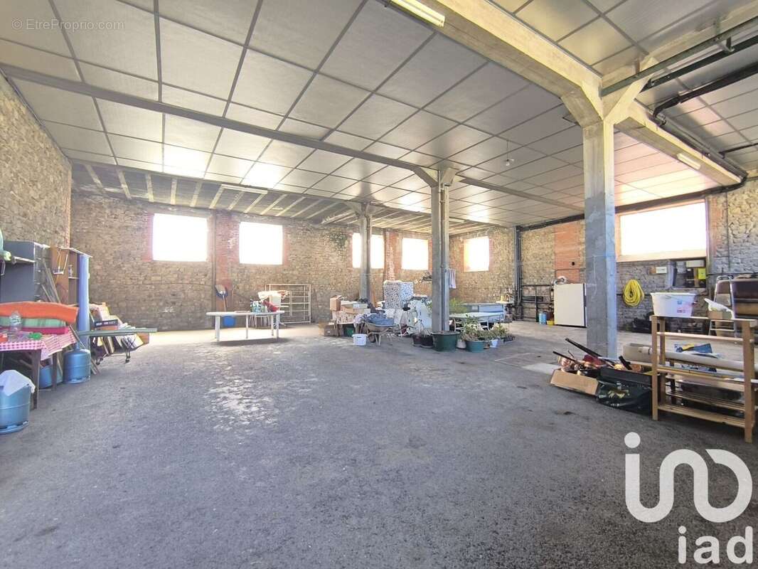 Maison 208 m² à Crocq  - photo 3