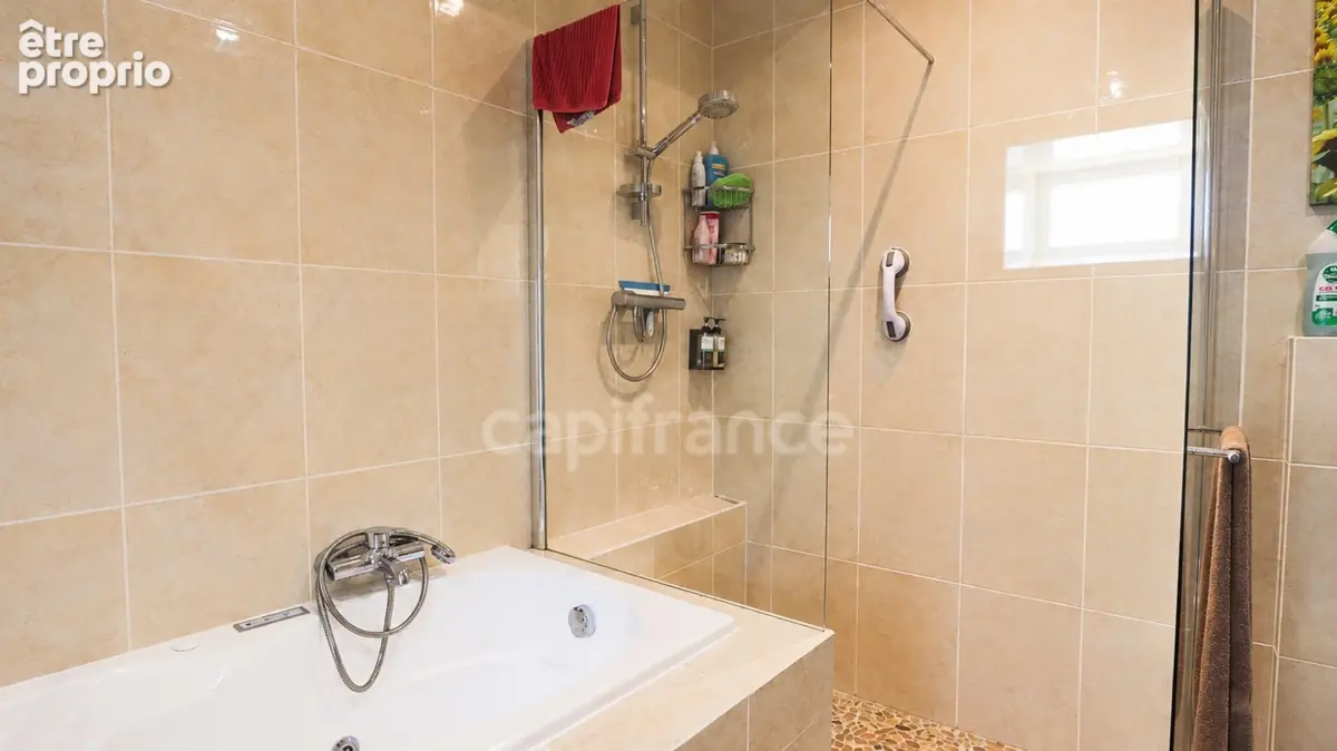 Maison périgourdine en pierre avec gîte, piscine et 1,25 ha de terrain à Doissat - photo 9