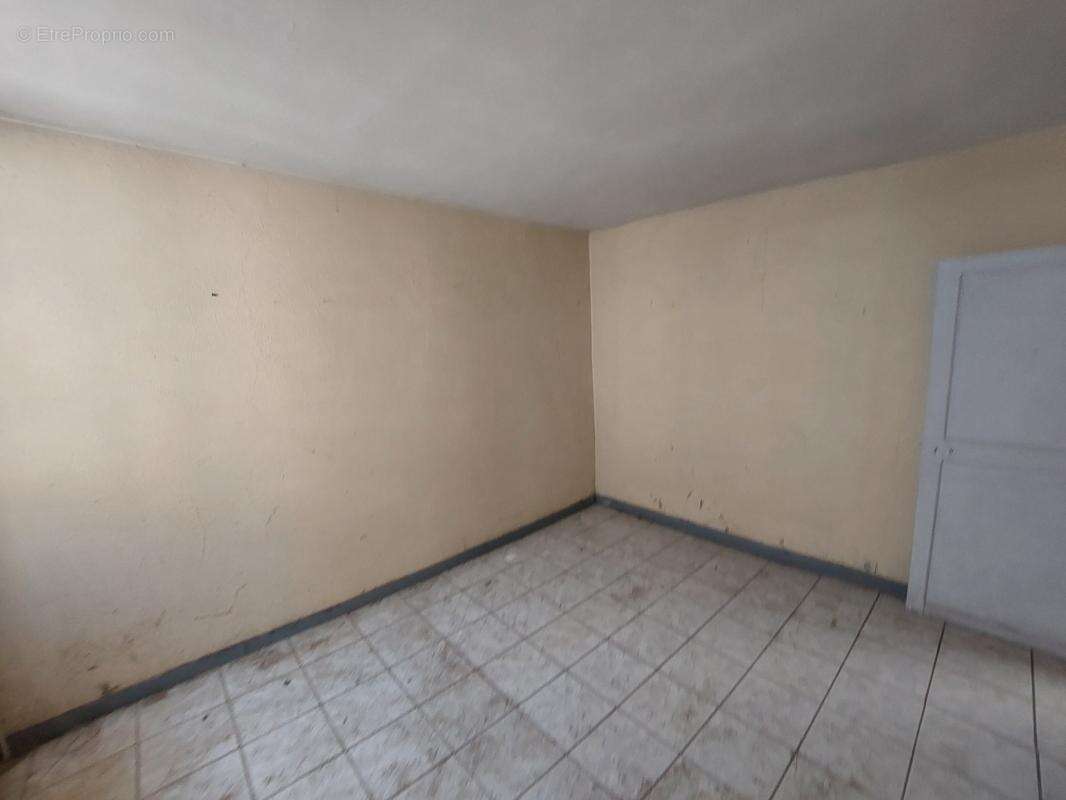 Appartement T2 à rénover – Centre-ville Fontainebleau – Fort potentiel - photo 4