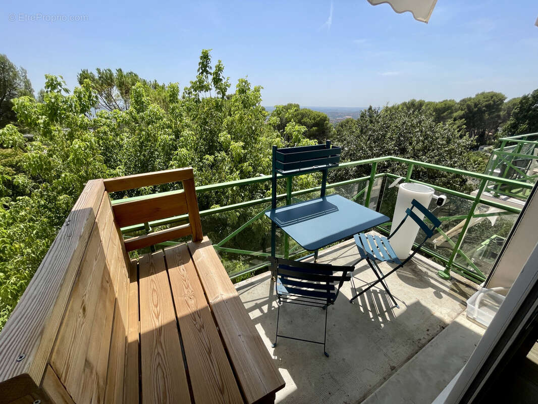 Superbe T2/3 entièrement rénové avec goût, vue dégagée, au calme, 2 places de parkings - photo 2