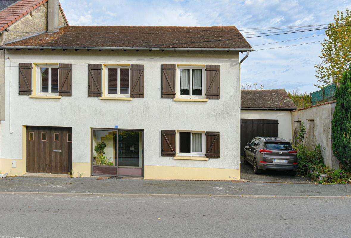 Maison à SAINT-YRIEIX-LA-PERCHE