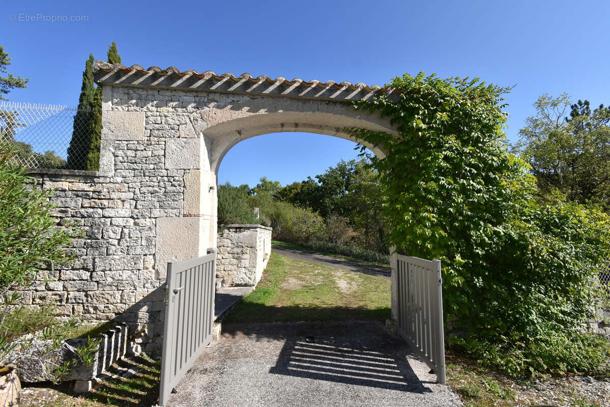 Maison à MONTAIGU-DE-QUERCY