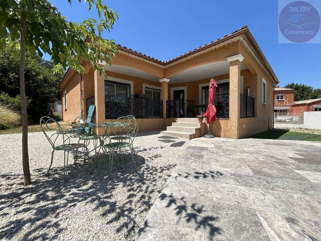 Une maison prête à vivre avec jardin paysager et piscine - photo 2