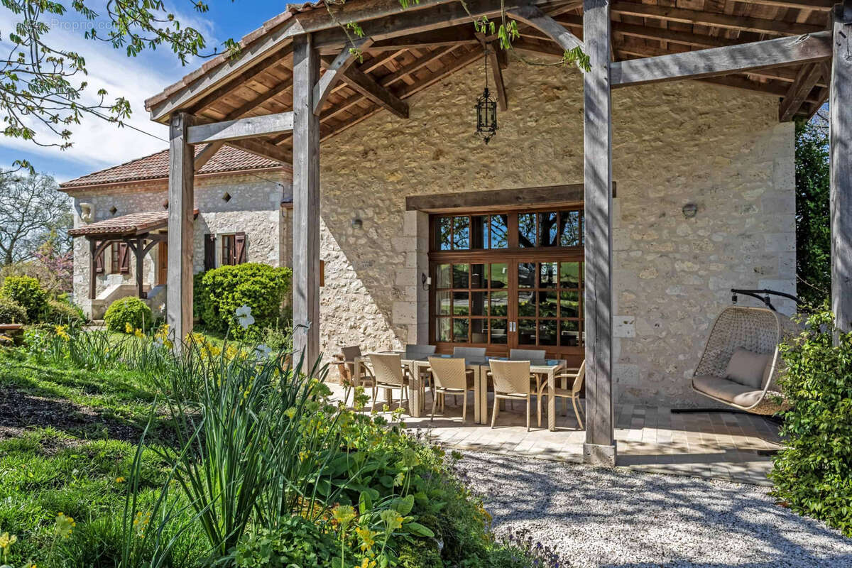 Maison de campagne avec piscine, dépendances, grange, terrain. - photo 14