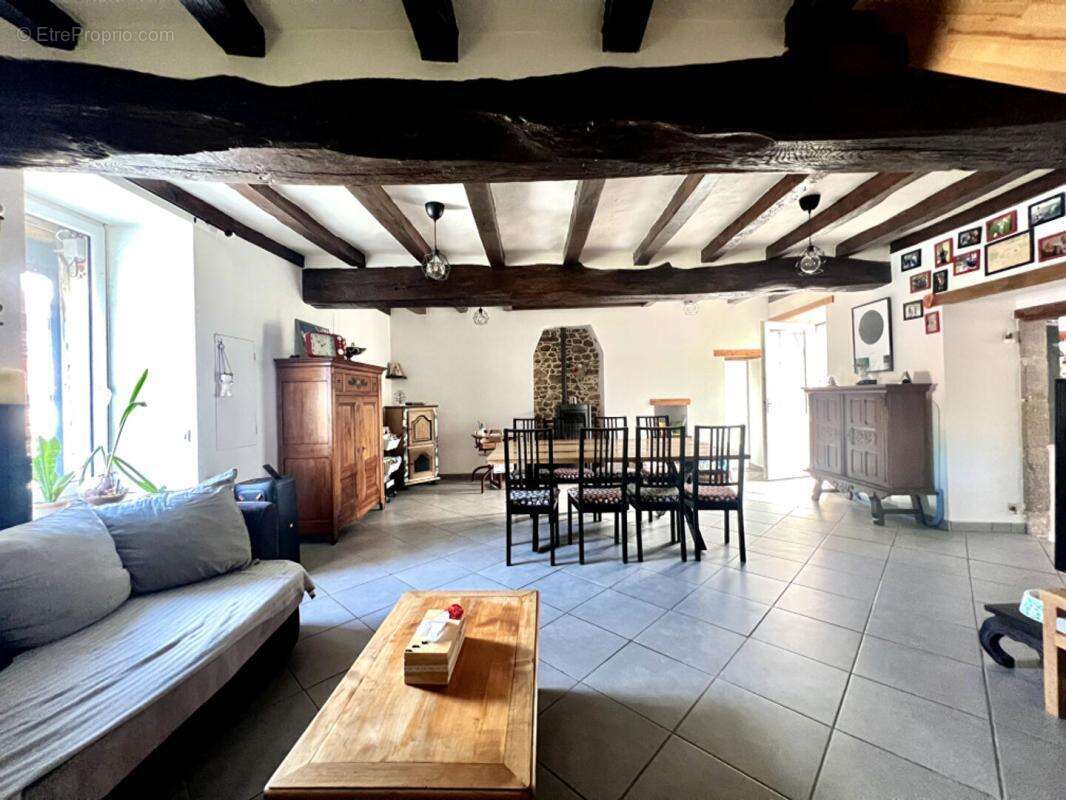 Maison à MONTFAUCON-MONTIGNE