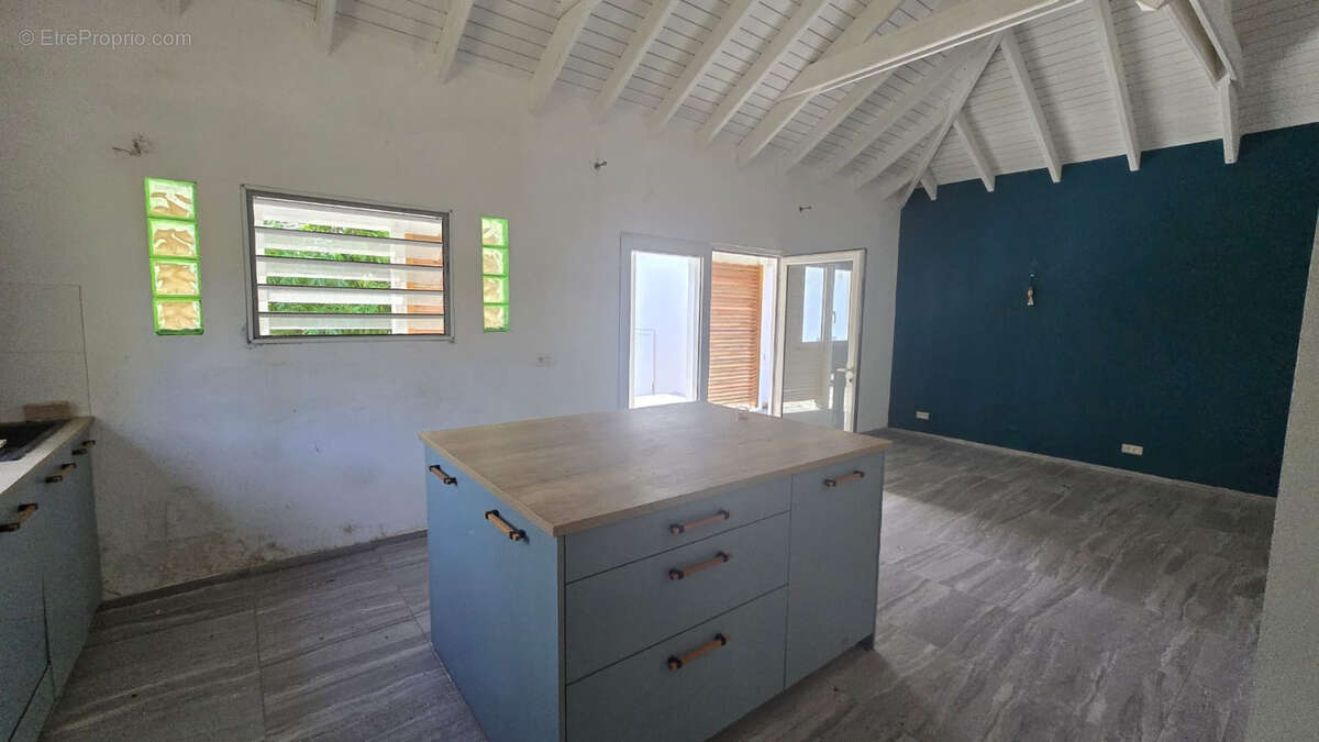 Villa avec fort potentiel sur un terrain de 721 m2, à deux pas de l'embarcadère de Pinel - photo 5