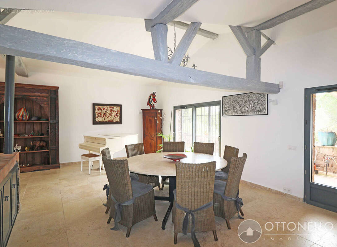 Maison à ROQUEBRUNE-SUR-ARGENS