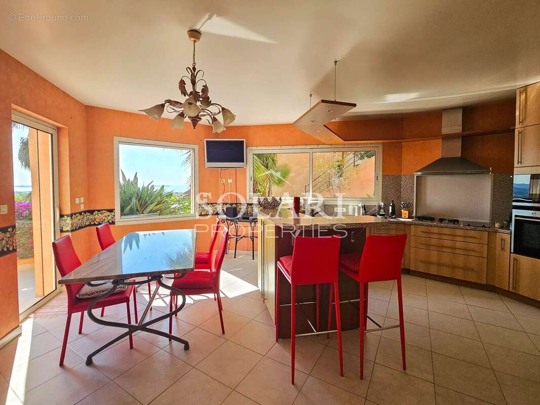 Villa avec piscine et vue panoramique sur la mer et les montagnes - photo 10